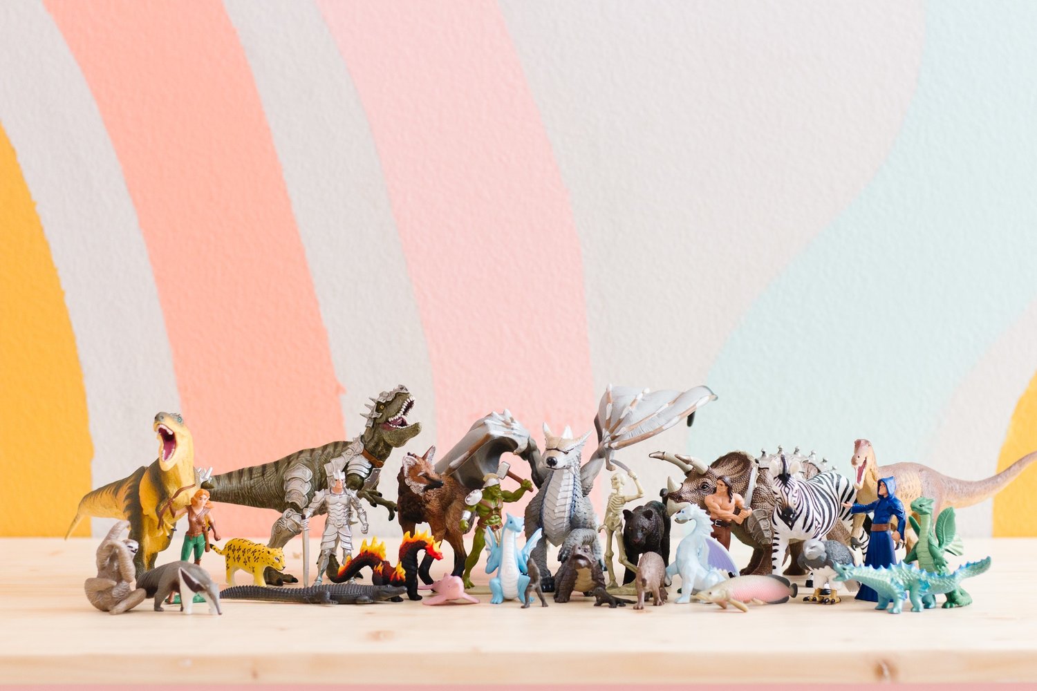 A selection of Safari Ltd. Figures is shown.
